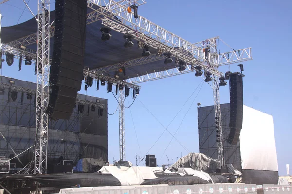 Konser hoparlörleri. Açık hava konser sahnesi
