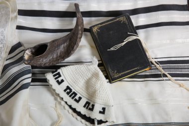 Shofar, İbranice kitap ve Tallit