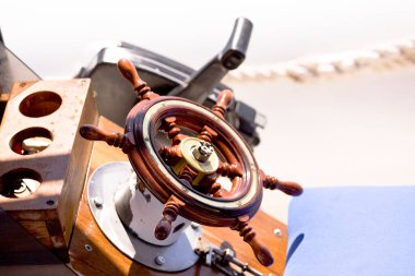 Okyanus teknesi ve direksiyon simidi