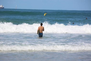 Sörf tahtası taşıyan insanlar