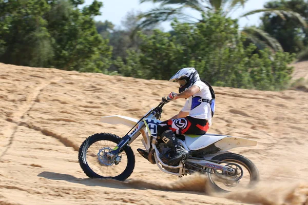 オートバイ運転手は砂丘を飛び越えて — ストック写真