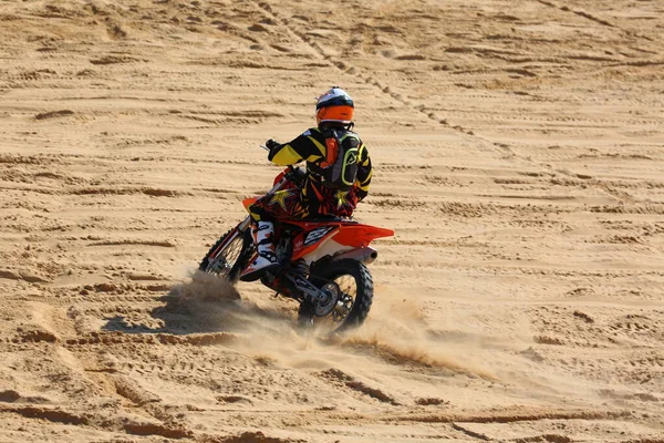 Motorradfahrer Fliegt Über Sanddüne — Stockfoto