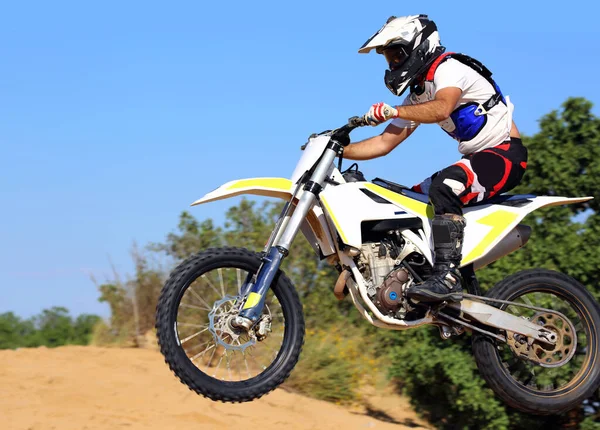 オートバイ愛好家は砂丘の上を飛ぶ — ストック写真