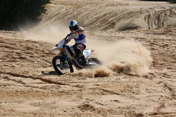 Motorradfahrer Fliegt Über Sanddüne — Stockfoto
