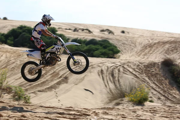 骑摩托车的人飞过沙丘 — 图库照片