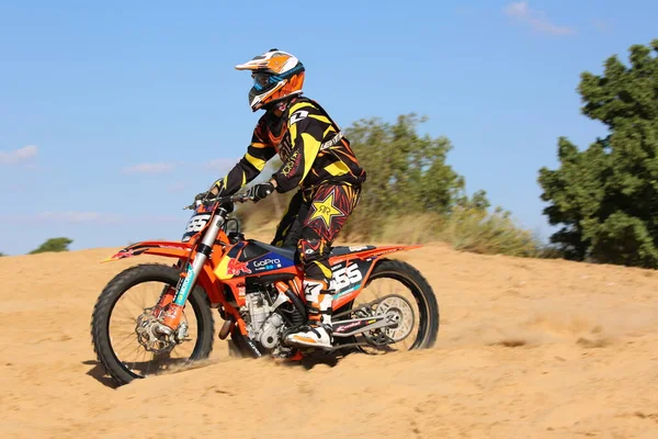 骑摩托车的人飞过沙丘 — 图库照片