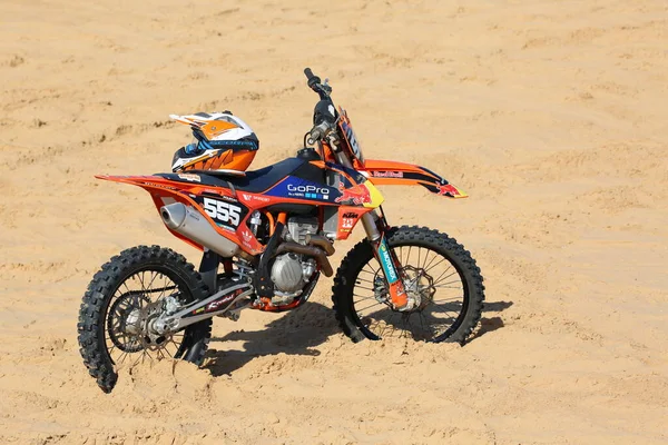 砂丘のオートバイ — ストック写真