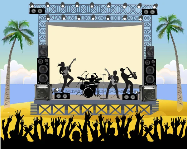Sahildeki açık hava konser sahnesi. Pop müzik grubunun açık havada sahnede çaldığı açık hava yaz festivali konseri.