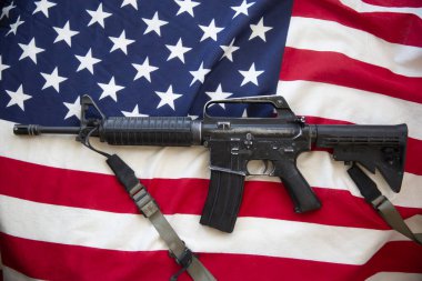 Silah ve Onur. Tüfek ve ABD bayrağı