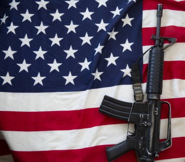Silah ve Onur. Tüfek ve ABD bayrağı