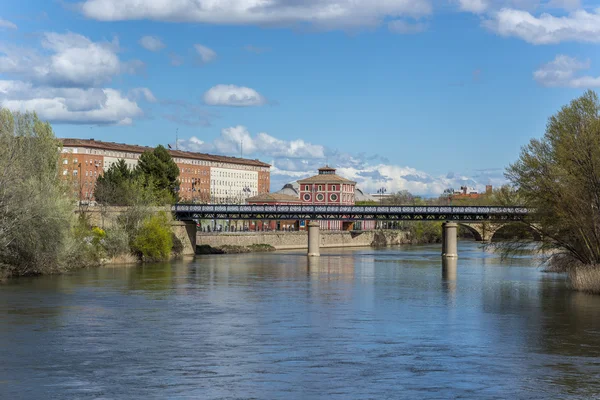 El puente de hierro en Logrono, La Rioja. España . — Foto de Stock