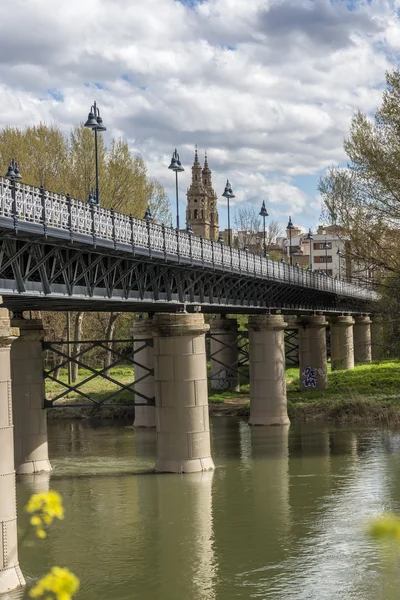 Demir köprü Logroño, La Rioja içinde. İspanya. — Stok fotoğraf