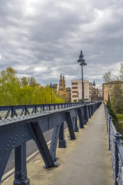 Żelazo most w miejscowości Logroño, La Rioja. Hiszpania. — Zdjęcie stockowe