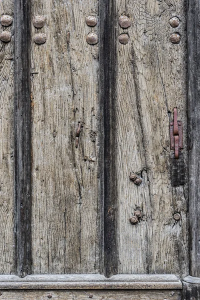 Wyblakły podłoże drewniane drzwi metalowe nity zardzewiały. — Zdjęcie stockowe