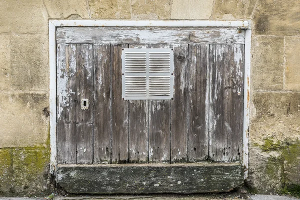 白いペンキの欠損、剥離と木製のドアを風化します。. — ストック写真