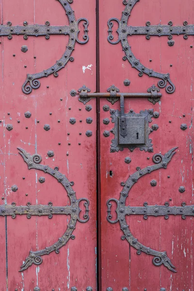 Zabytkowe drewniane drzwi czerwony. — Zdjęcie stockowe