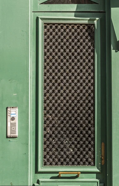 Porta de madeira verde antiga . — Fotografia de Stock