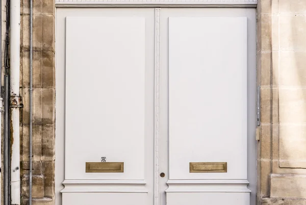 アンティーク ホワイトの木製のドア. — ストック写真