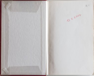 İlk sayfaya açılan kitap.