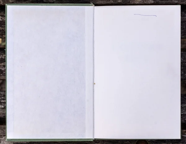 Пустая книга, открытая на первой странице . — стоковое фото