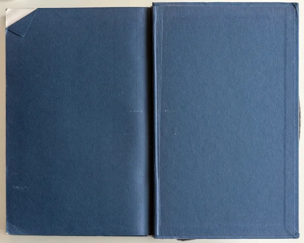 Livro azul em branco aberto para a primeira página . — Fotografia de Stock