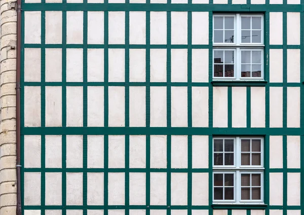 Windows на фоні білої стіни зі старих дерев'яних балок. — стокове фото
