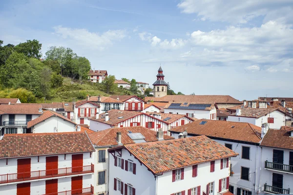 Ciboure Aquitaine içinde tipik binaların çatılarına. Fransa — Stok fotoğraf