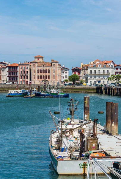 Vissersboten in de haven van Saint-Jean-de-Luz. Aquitaine, Frankrijk. — Stockfoto