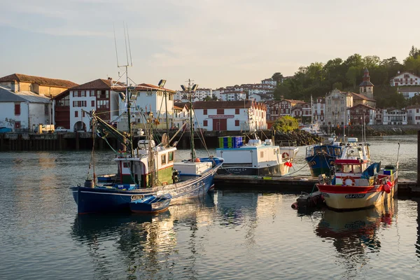 Balıkçı tekneleri Saint-Jean de Luz Harbour. Aquitaine, Fransa. — Stok fotoğraf