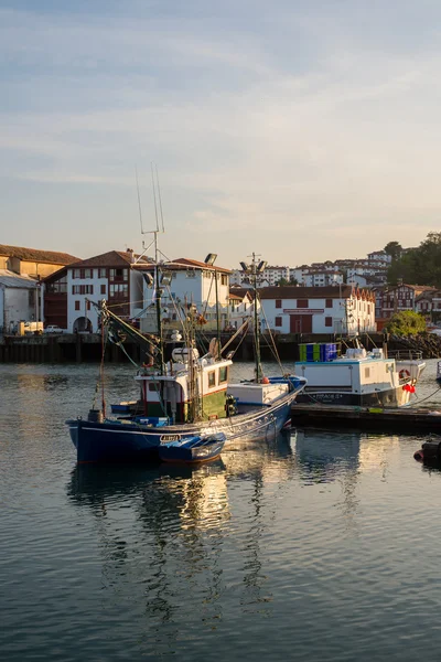 Vissersboten in de haven van Saint-Jean-de-Luz. Aquitaine, Frankrijk. — Stockfoto