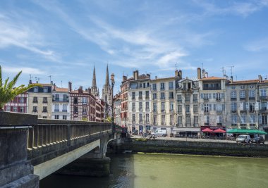 Sainte-Marie de Bayonne Katedrali ile Marengo köprü. Fransa