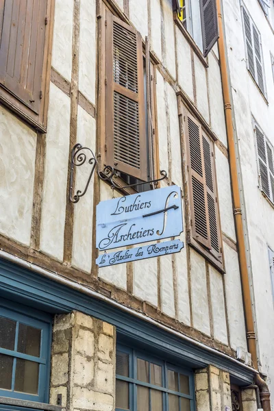 Luthiers signboard in a facade of typical building of Aquitaine. — Stock Photo, Image