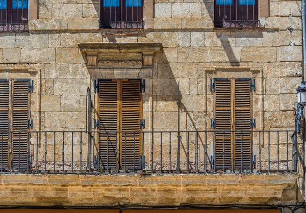 带阳台的仿古欧洲建筑。西班牙 — 图库照片