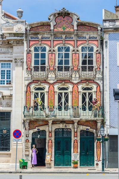 Art deco fasada budynku w Aveiro, Portugalia. — Zdjęcie stockowe