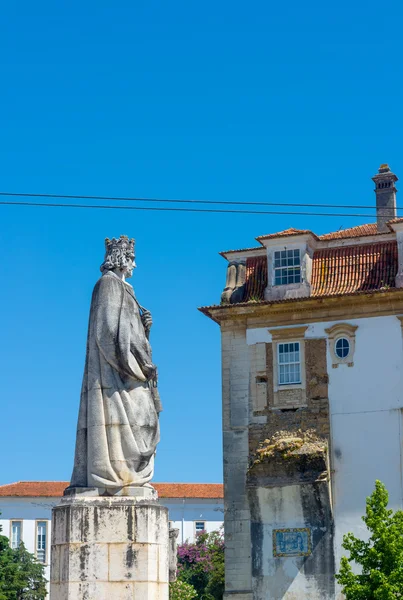 Statua Dom Dinis w Coimbra, Portugalia. — Zdjęcie stockowe