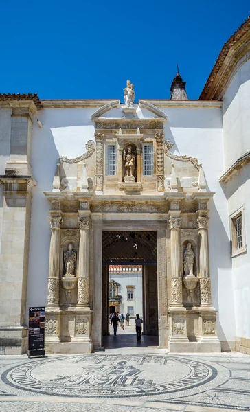 Porta ferrea van de Universiteit van Coimbra, Portugal. — Stockfoto