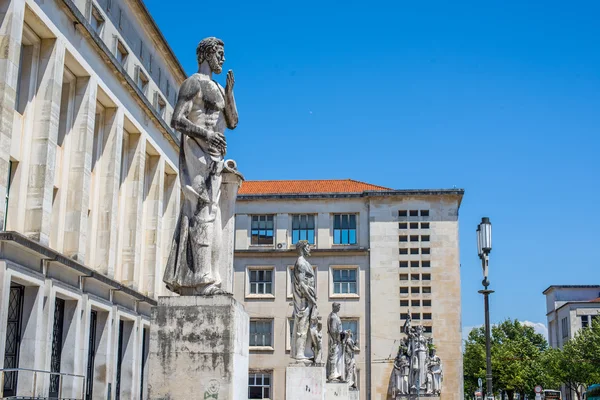 Demosthenes statue in coimbra universität, portugal. — Stockfoto