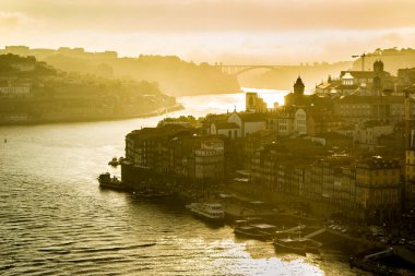 Gün batımında Porto şehrinde Douro nehri. Portekiz.