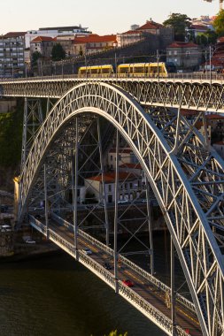 Dom Luiz I Porto Douro nehri üzerinde köprü. Portekiz.