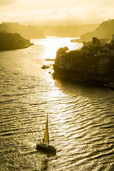 Rzeka Duero w mieście Porto o zachodzie słońca. Portugalia. — Zdjęcie stockowe