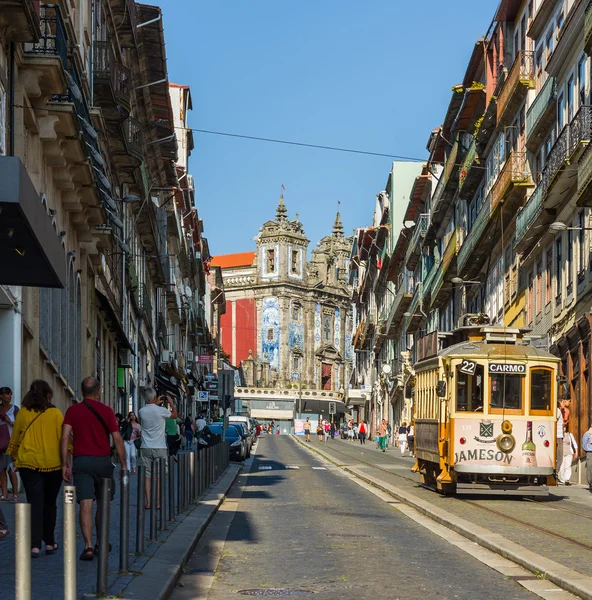 Tram vicino alla chiesa di Santo Ildefonso a Porto. Portogallo . — Foto Stock