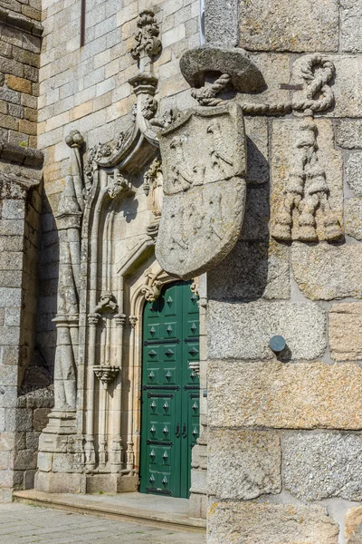 Främsta dörren av katedralen Guarda. Portugal. — Stockfoto