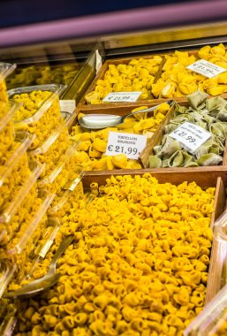 Tortelloni ve bir mağaza Bologna Tortellini. Emilia-Romagna. İtalya.
