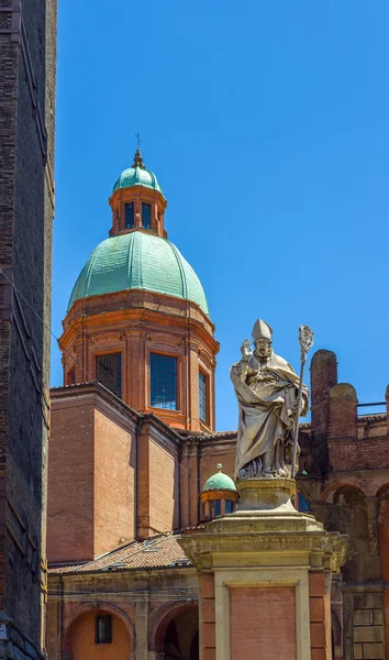 Piazza di Porta Ravegnana v Bologni. Emilia-Romagna. Itálie. — Stock fotografie