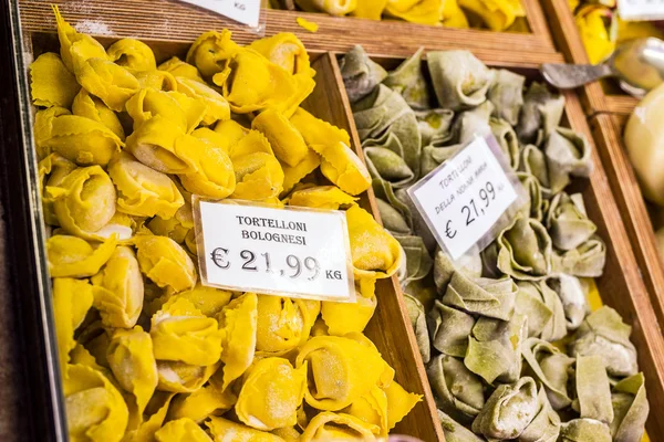 Tortelloni in a market of Bologna. Emilia-Romagna. Italy. — Stock Photo, Image