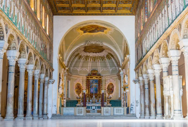 Basilica of Sant Apollinare Nuovo in Ravenna, Emilia-Romagna. Italy — Stock Photo, Image