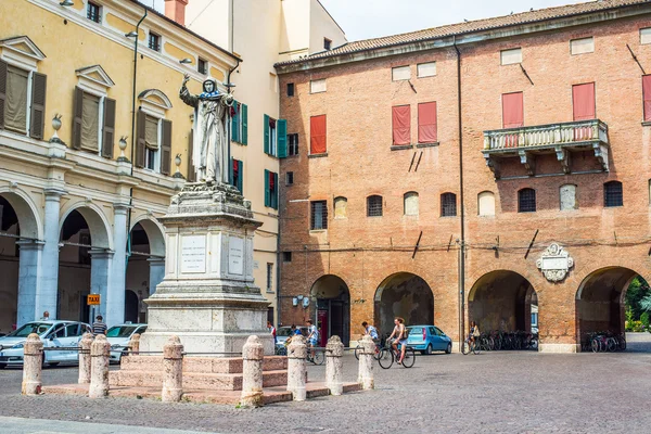Praça Savonarola Piazza de Ferrara. Emilia-Romagna. Itália . — Fotografia de Stock
