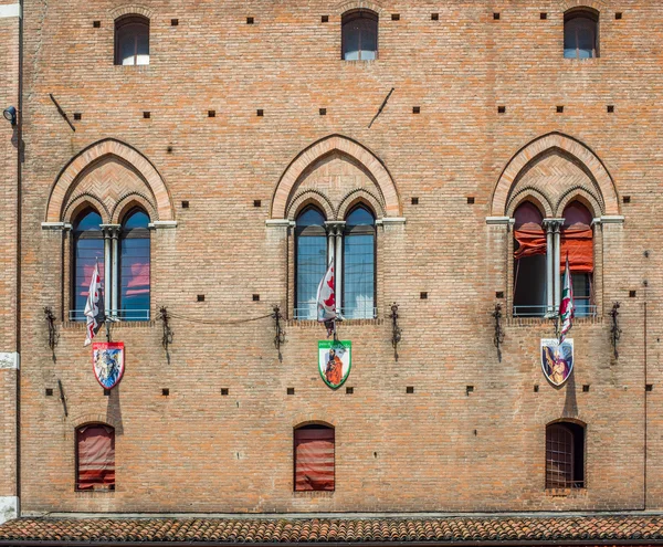 Vévodský palác Estense ve Ferraře. Emilia-Romagna. Itálie. — Stock fotografie