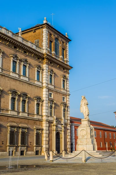 Palazzo Ducale in Piazza Roma van Modena. Italië. — Stockfoto