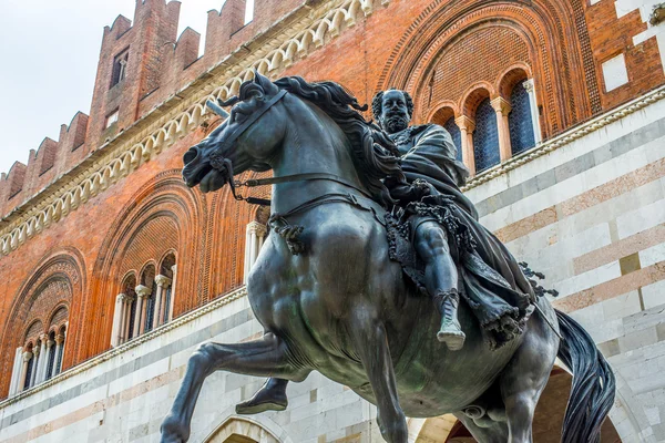 Palazzo Gotico e statua di Ranuccio Farnese. Piacenza, Emilia - — Foto Stock